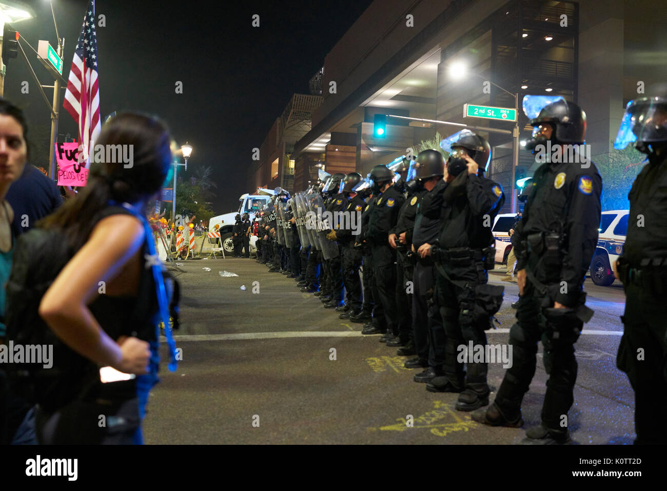 Trump Rally en Phoenix, Arizona, los manifestantes y simpatizantes Foto de stock