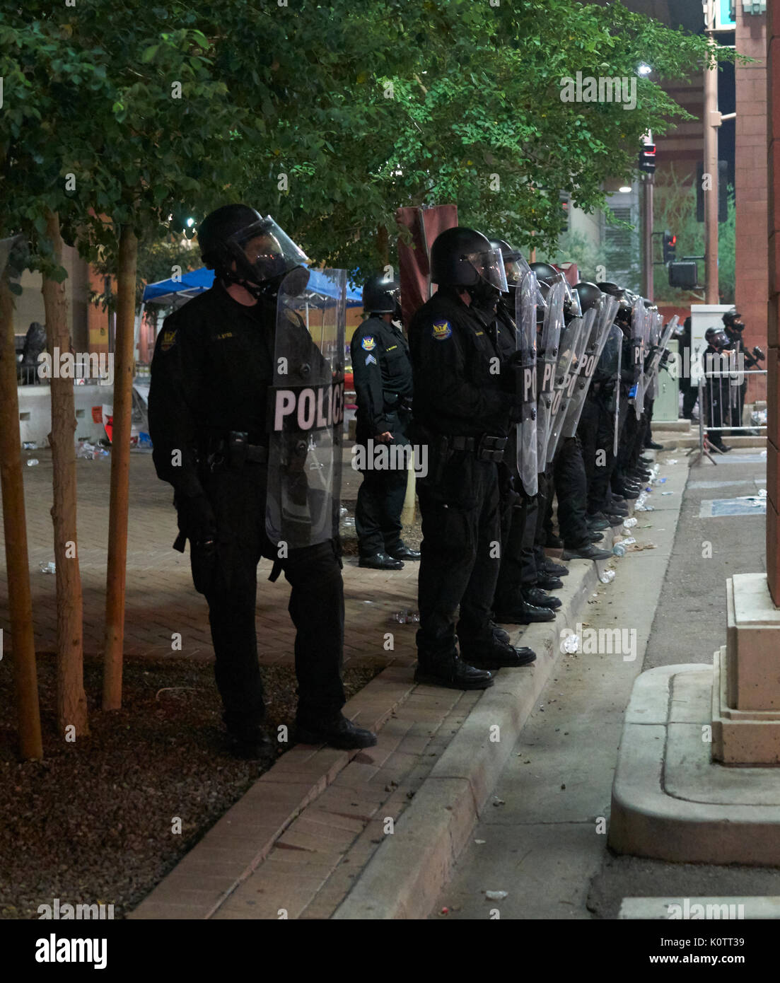 Trump Rally en Phoenix, Arizona, los manifestantes y simpatizantes Foto de stock