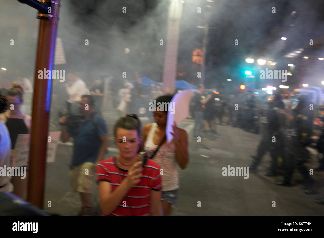 Trump Rally en Phoenix, Arizona, los manifestantes y simpatizantes Foto de stock