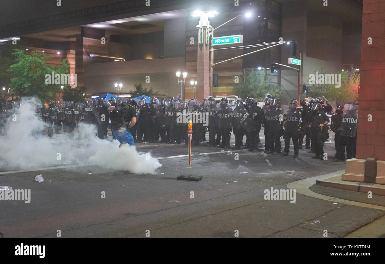 Trump Rally en Phoenix, Arizona, los manifestantes y simpatizantes Foto de stock