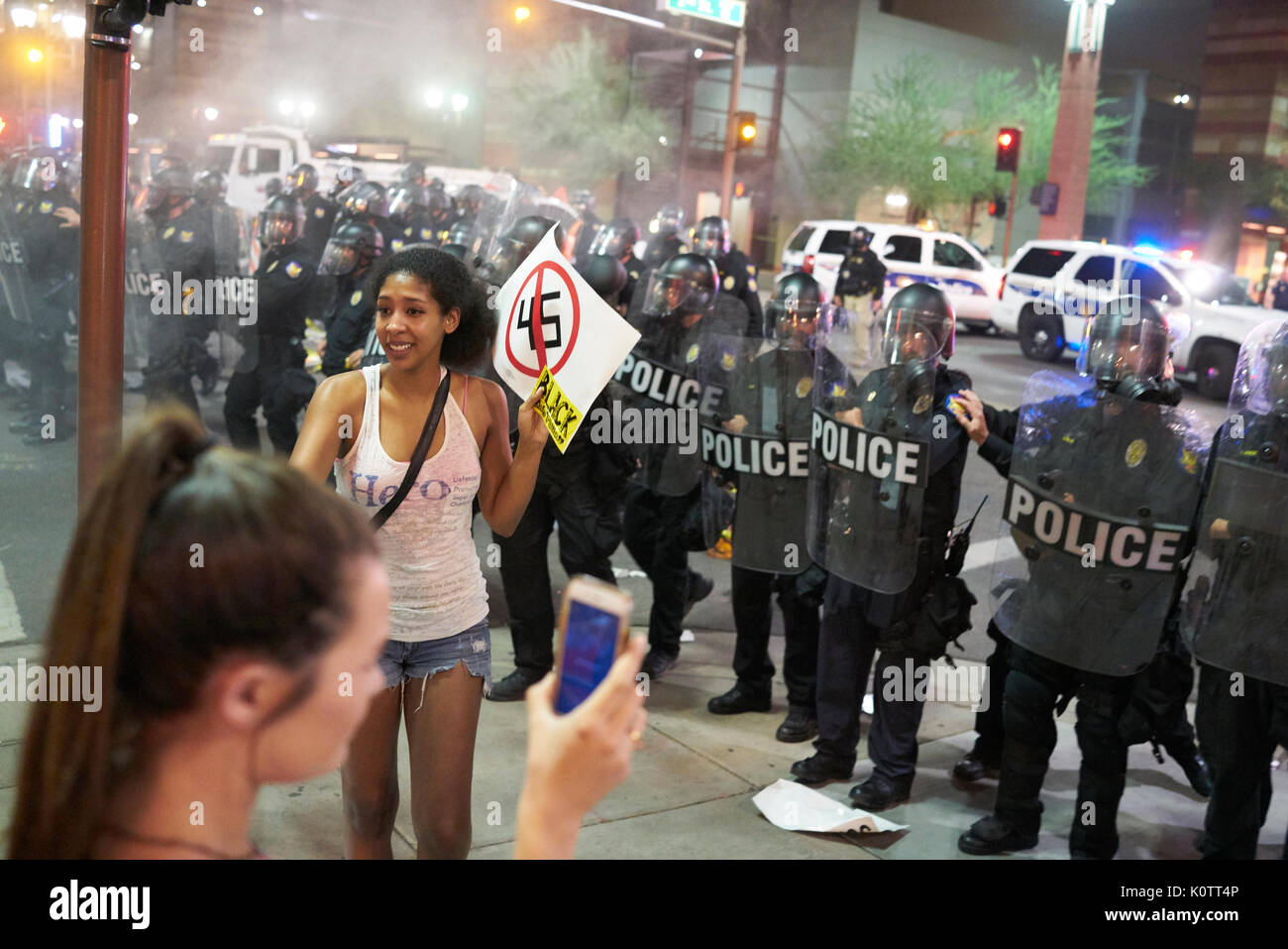 Trump Rally en Phoenix, Arizona, los manifestantes y simpatizantes Foto de stock
