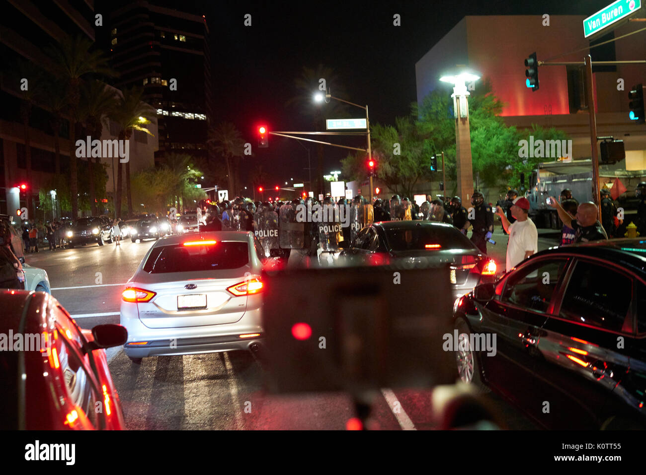 Trump Rally en Phoenix, Arizona, los manifestantes y simpatizantes Foto de stock