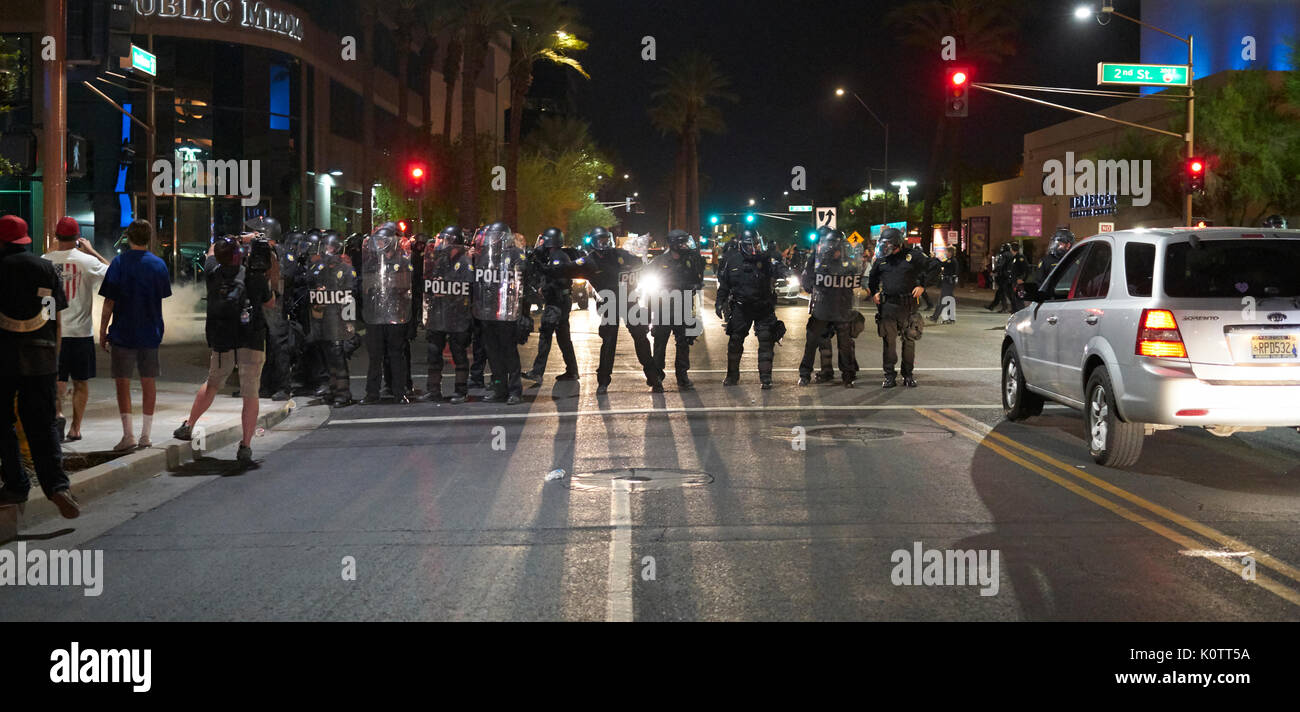 Trump Rally en Phoenix, Arizona, los manifestantes y simpatizantes Foto de stock