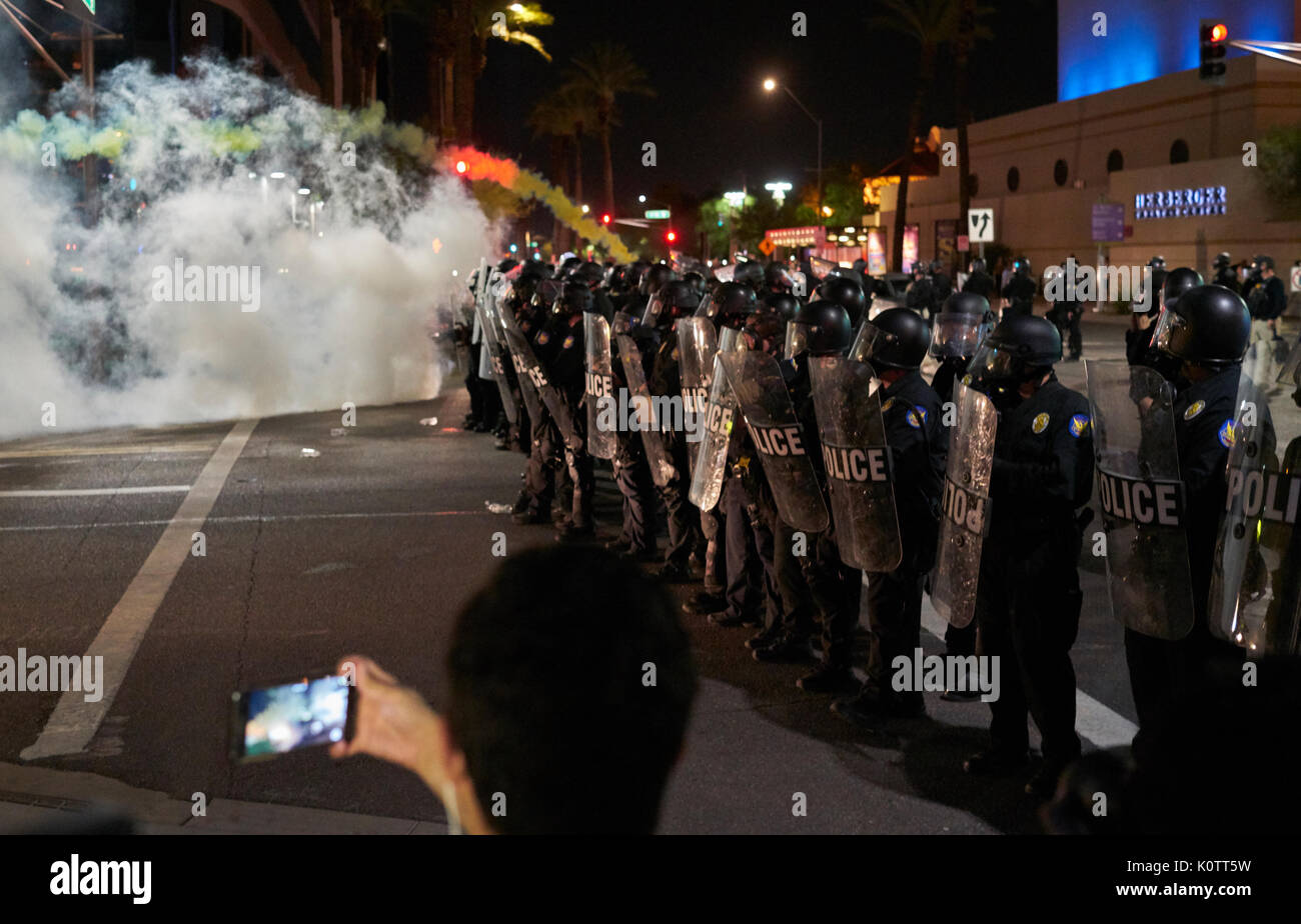 Trump Rally en Phoenix, Arizona, los manifestantes y simpatizantes Foto de stock
