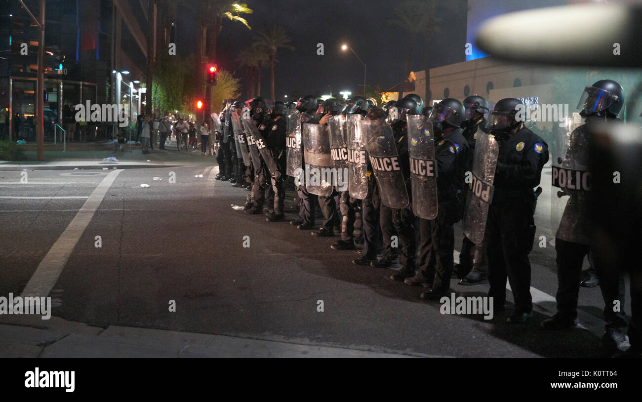 Trump Rally en Phoenix, Arizona, los manifestantes y simpatizantes Foto de stock