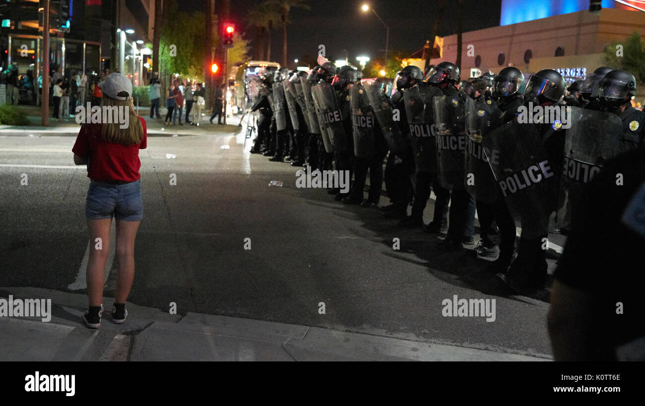 Trump Rally en Phoenix, Arizona, los manifestantes y simpatizantes Foto de stock