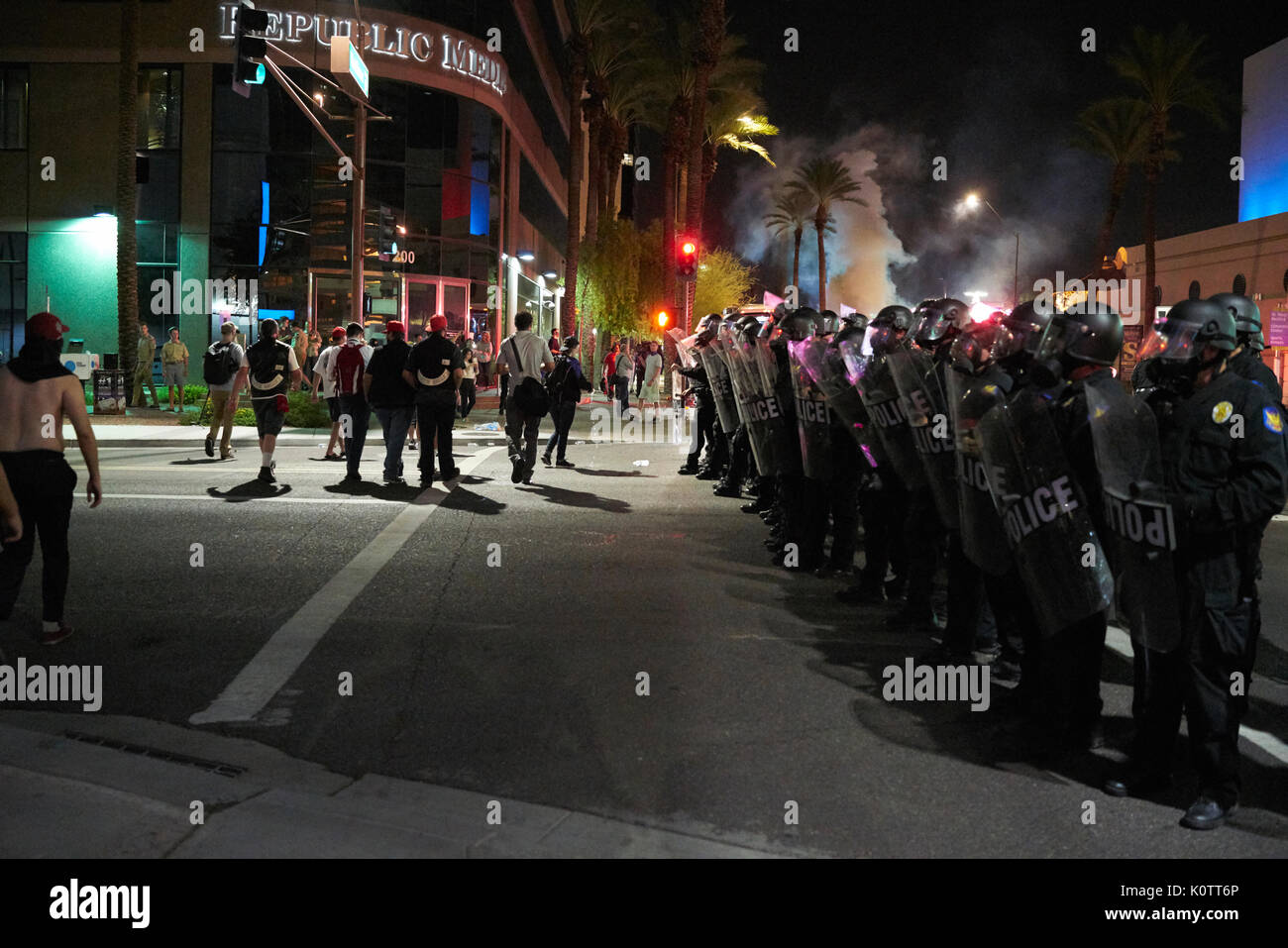 Trump Rally en Phoenix, Arizona, los manifestantes y simpatizantes Foto de stock