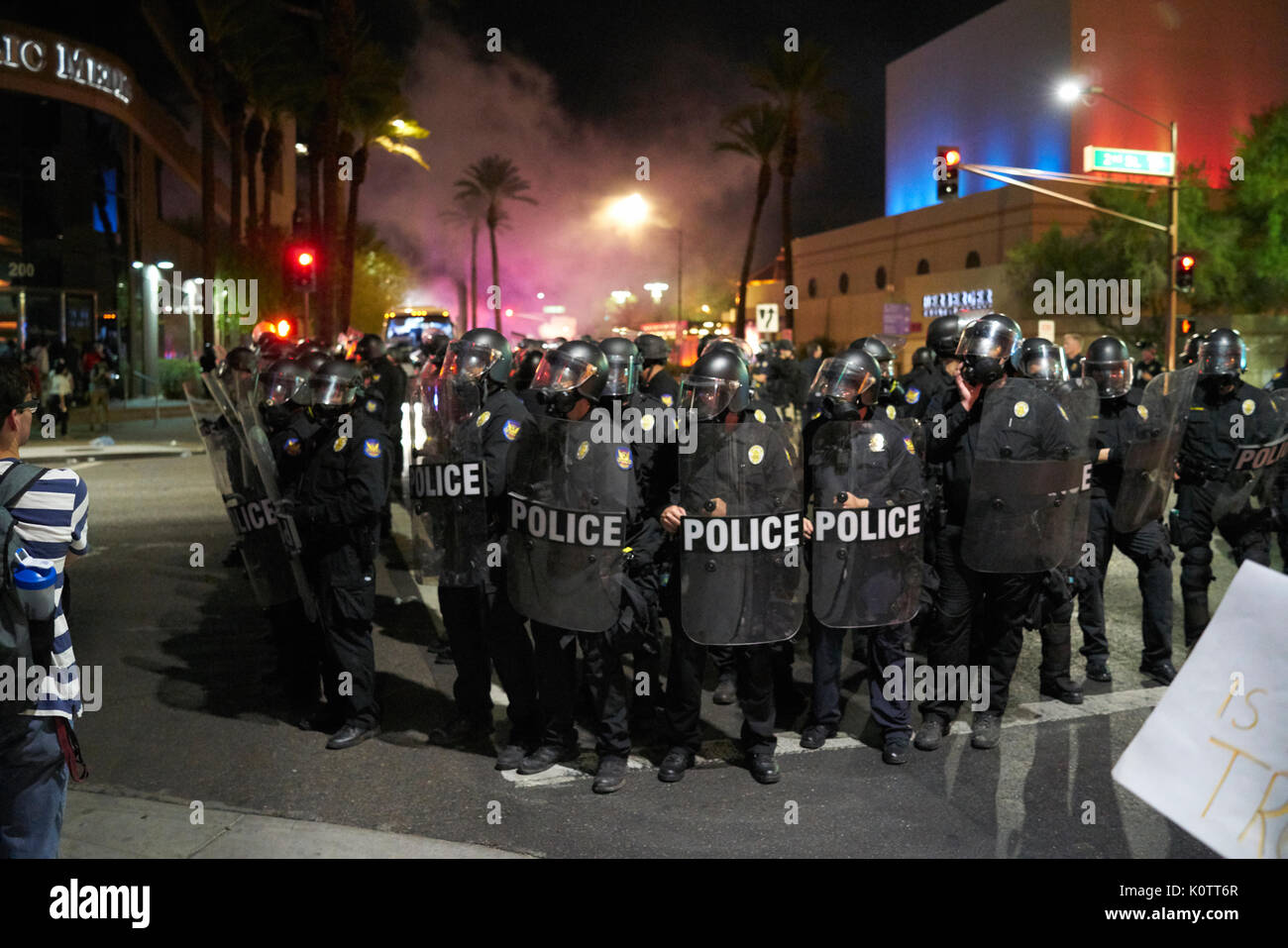 Trump Rally en Phoenix, Arizona, los manifestantes y simpatizantes Foto de stock