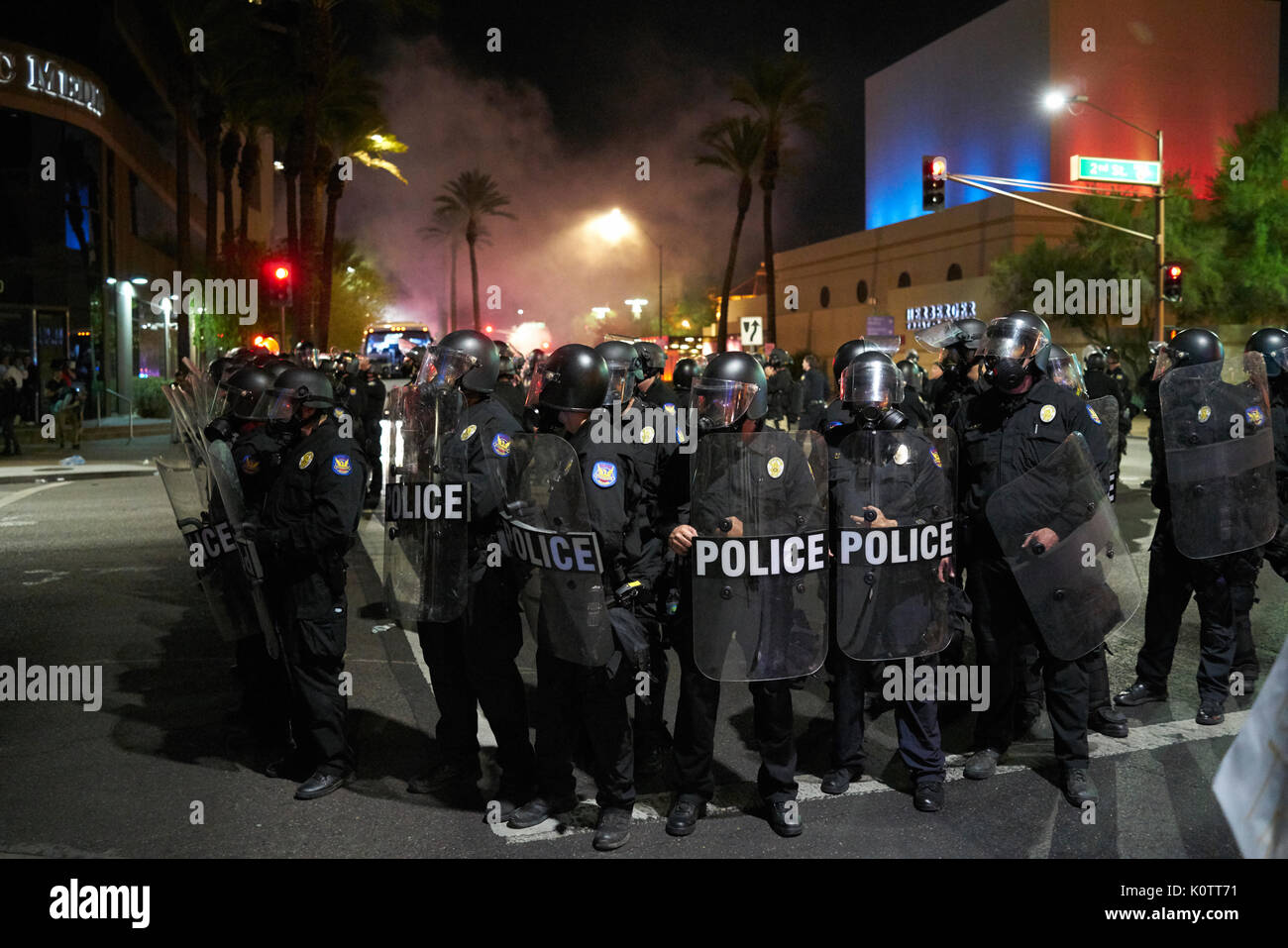 Trump Rally en Phoenix, Arizona, los manifestantes y simpatizantes Foto de stock