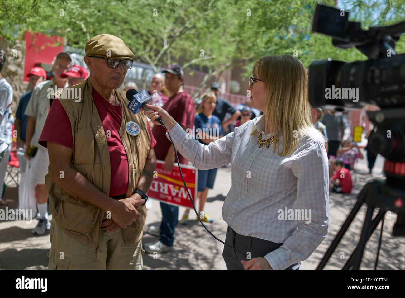 Trump Phoenix Rally 2017 partidarios y los manifestantes Foto de stock