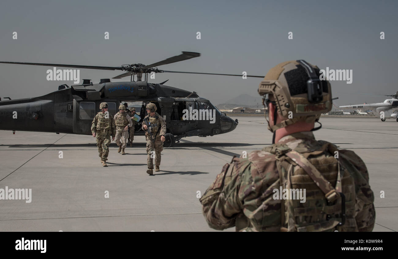 Sargento Mayor de Comando del Ejército estadounidense William F. Thetford, el Comando Central estadounidense senior líder alistados, centro, llega al Aeropuerto Internacional de Hamid Karzai, el 15 de agosto de 2017, en Kabul, Afganistán. Thetford visitó la base de operaciones avanzada Oqab adyacentes para revisar el progreso de la fuerza aérea afgana y capacitar, asesorar, ayudar Command-Air. (Ee.Uu. Foto de la fuerza aérea por el Sargento. Alexander W. Riedel) Foto de stock