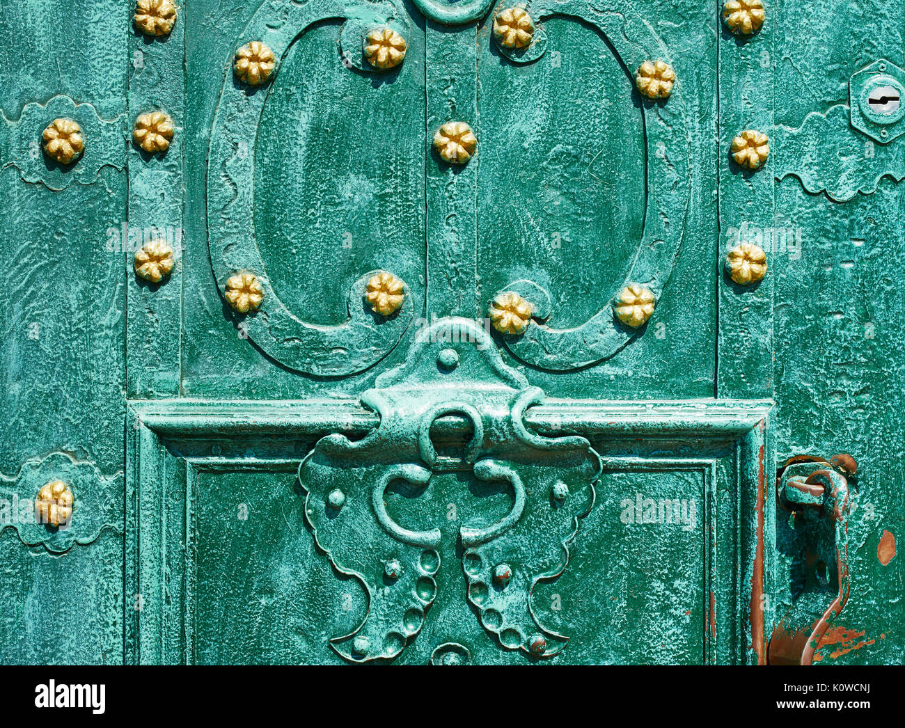 Antigua puerta de hierro forjado y pintada en color verde con las flores de  color dorado para el fondo, el estilo de época, elementos retro Fotografía  de stock - Alamy