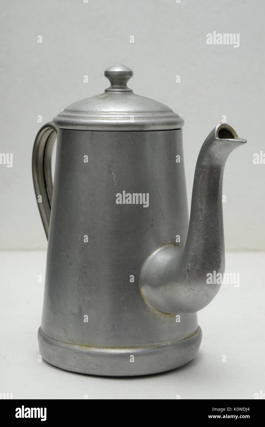 Tetera de aluminio vintage fotografías e imágenes de alta resolución - Alamy