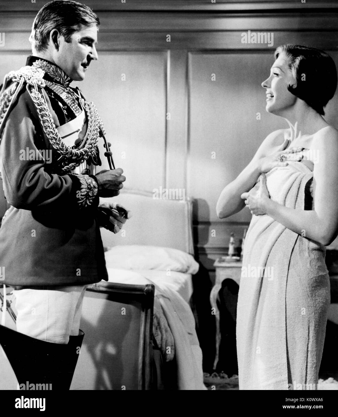 Julie Andrews y Michael Craig hablando, en una película de la estrella de cine, 1968. Foto de stock