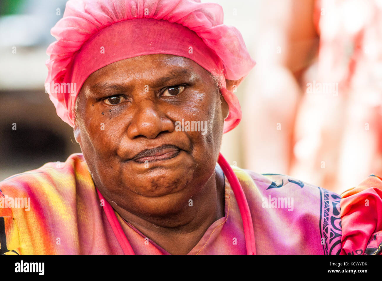 Retrato de mujer melanesias en el colorido mercado de ropa, Port Vila, Vanuatu, Pacífico Sur Foto de stock