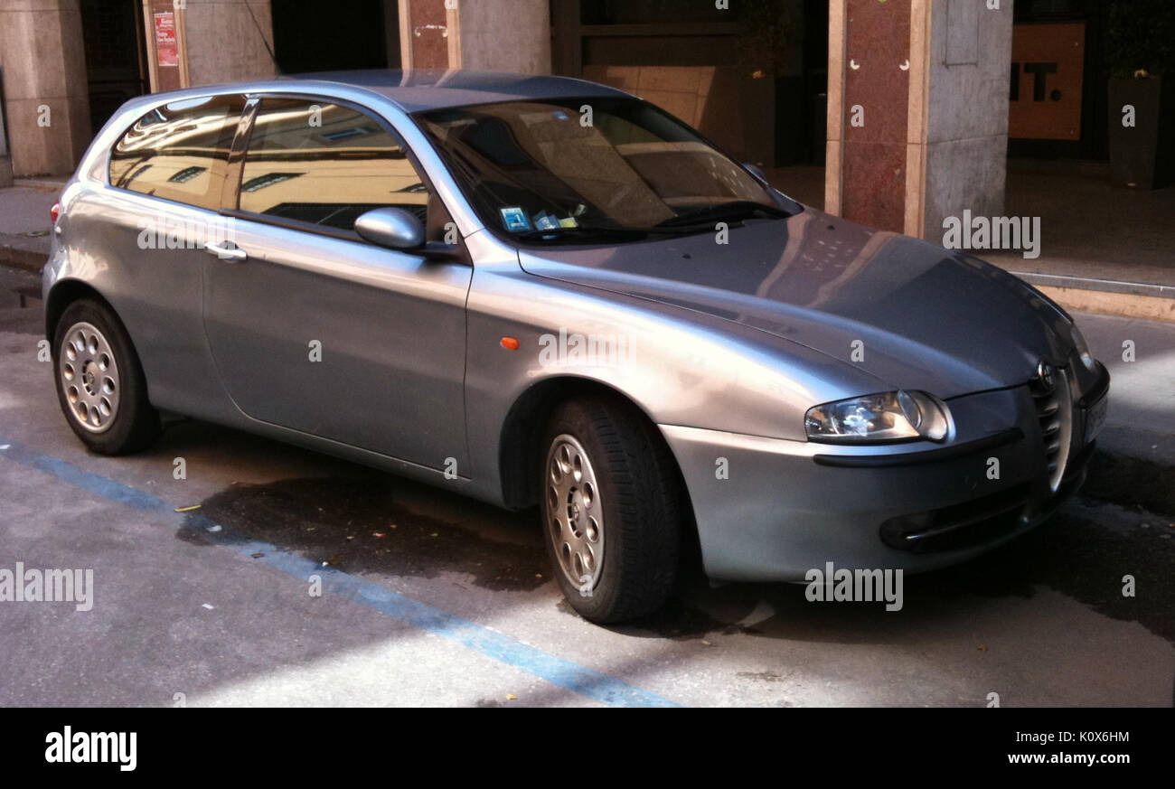 Alfa Romeo 147 3 Puerta frontal de plata Fotografía de stock - Alamy