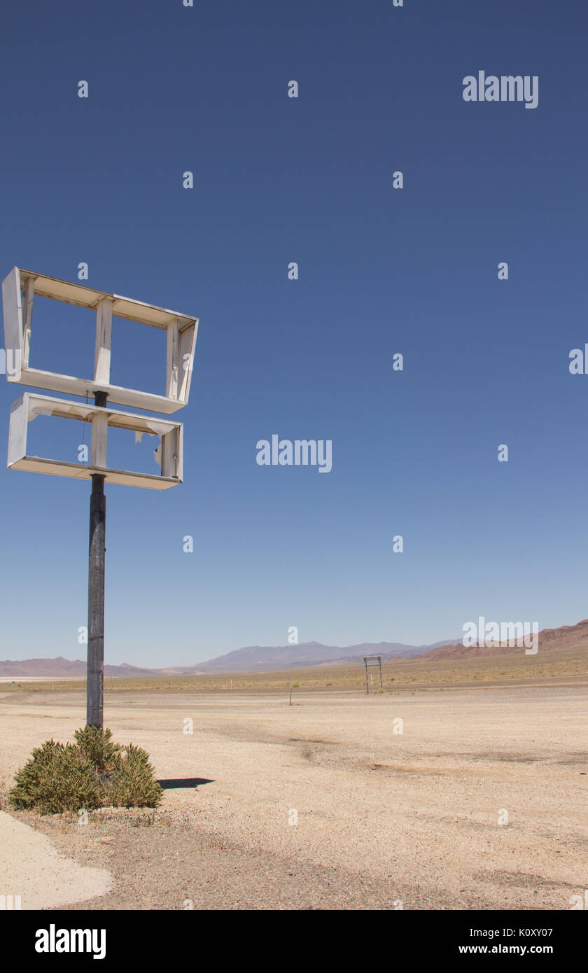 Un destruido Motel signo en el medio del desierto de Nevada Foto de stock