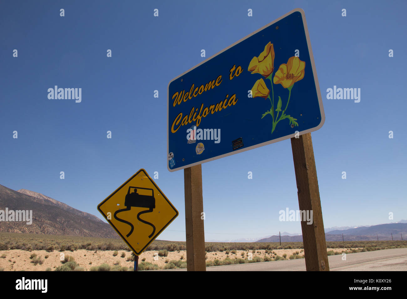 Un par de señales de tráfico en la frontera entre Nevada y California Foto de stock