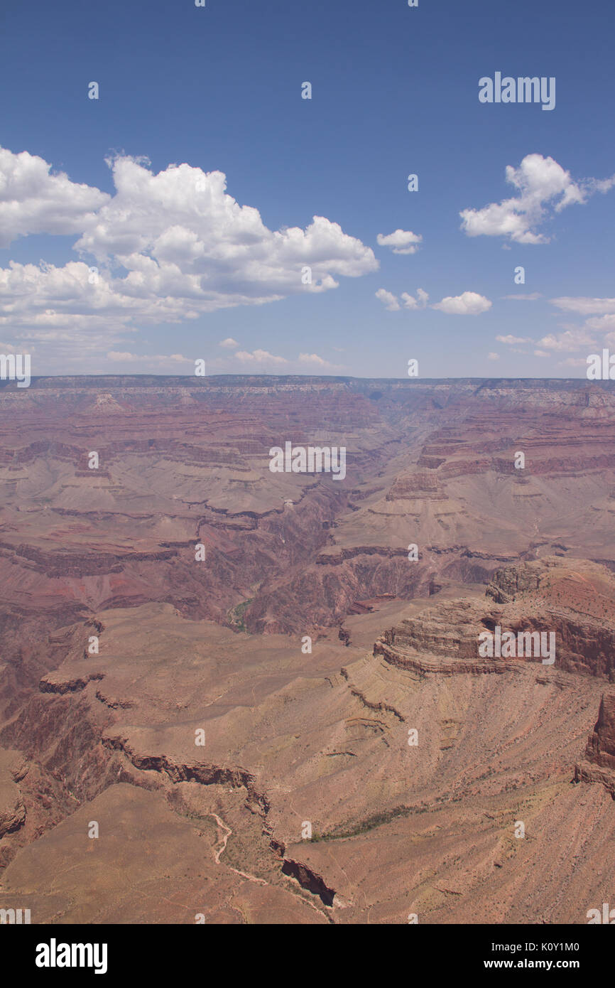 Vistas del Grand Canyon National Park durante el verano, con cielos azules. Foto de stock