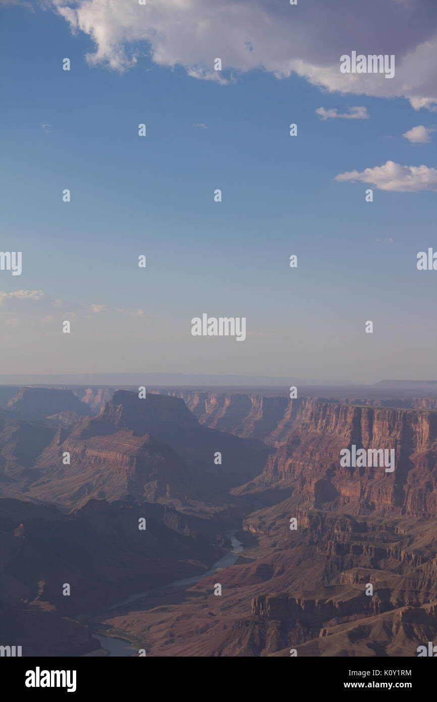 Vistas del Grand Canyon National Park durante el verano, con cielos azules. Foto de stock