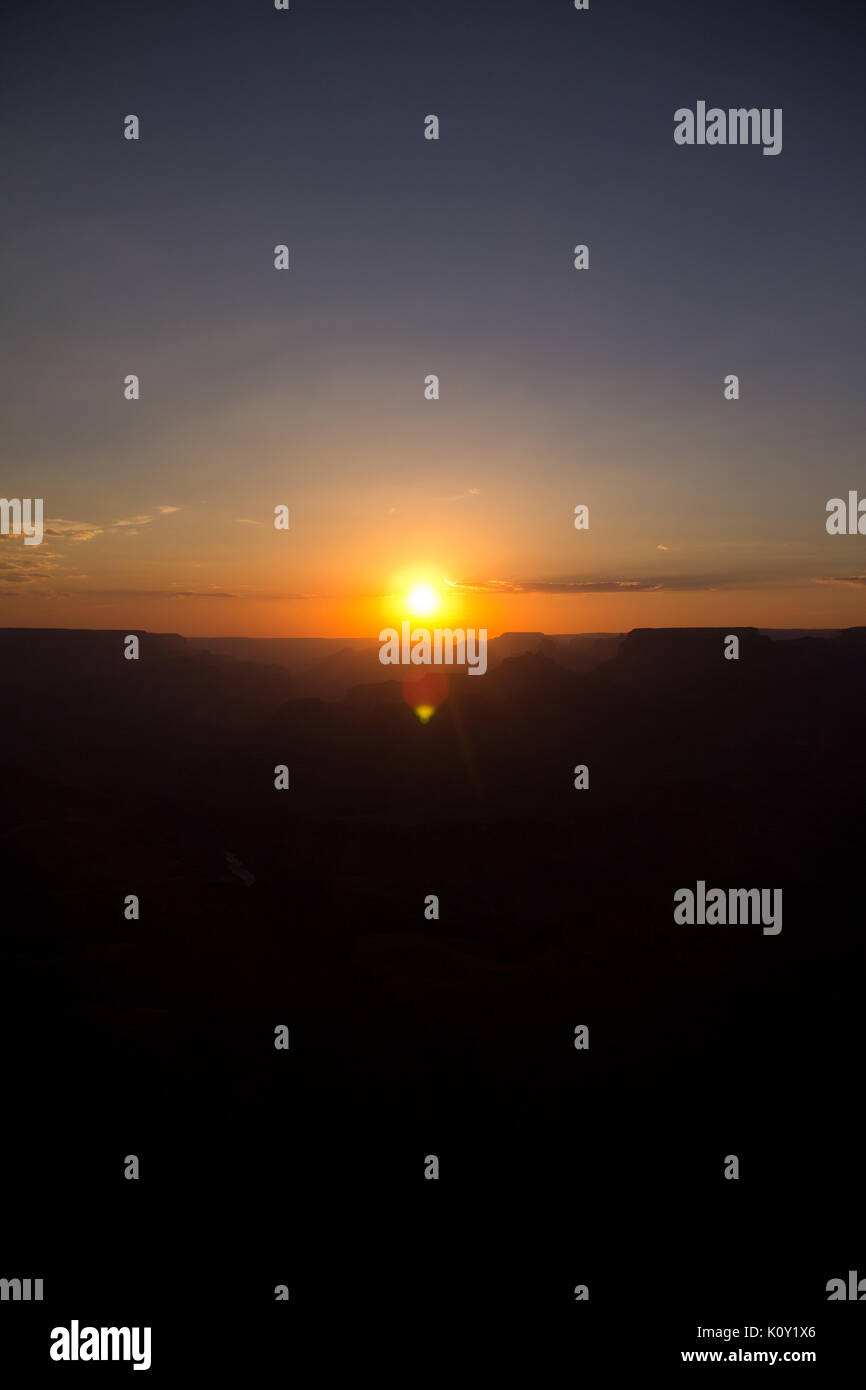 Atardecer en el Gran Cañón, Arizona; a través del humo de un incendio forestal cercano durante el proyecto californiano. Foto de stock