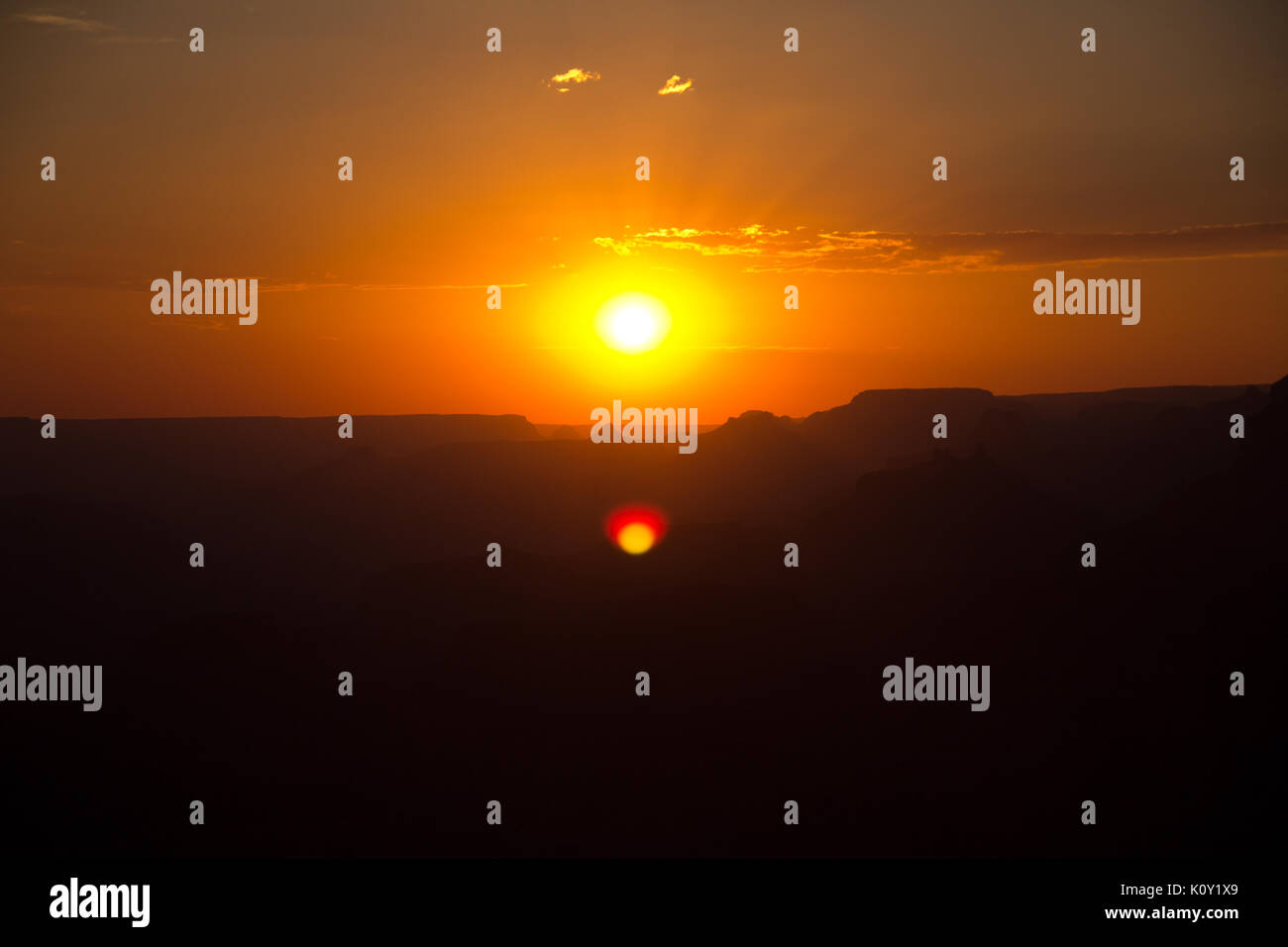 Atardecer en el Gran Cañón, Arizona; a través del humo de un incendio forestal cercano durante el proyecto californiano. Foto de stock