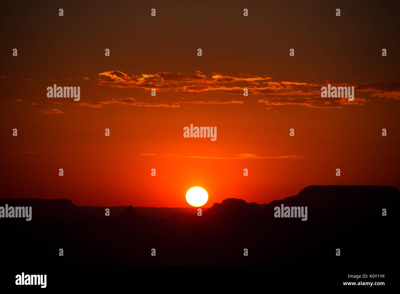 Atardecer en el Gran Cañón, Arizona; a través del humo de un incendio forestal cercano durante el proyecto californiano. Foto de stock