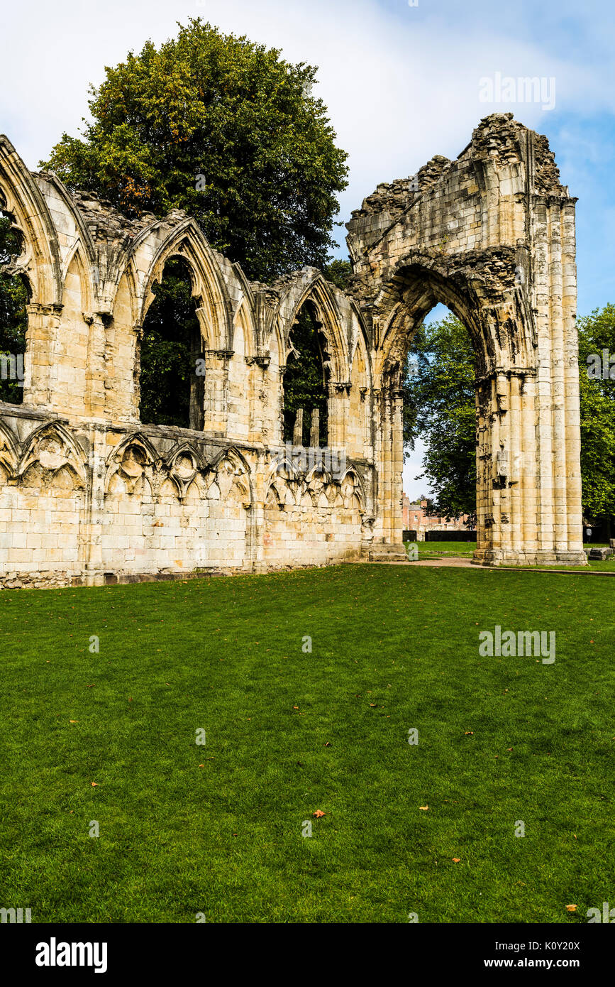 Las ruinas de la abadía de St Mary's medieval en los jardines del Museo de York, Inglaterra. La abadía se encuentra las ruinas de un monasterio benedictino y edificio catalogado de grado 1 Foto de stock