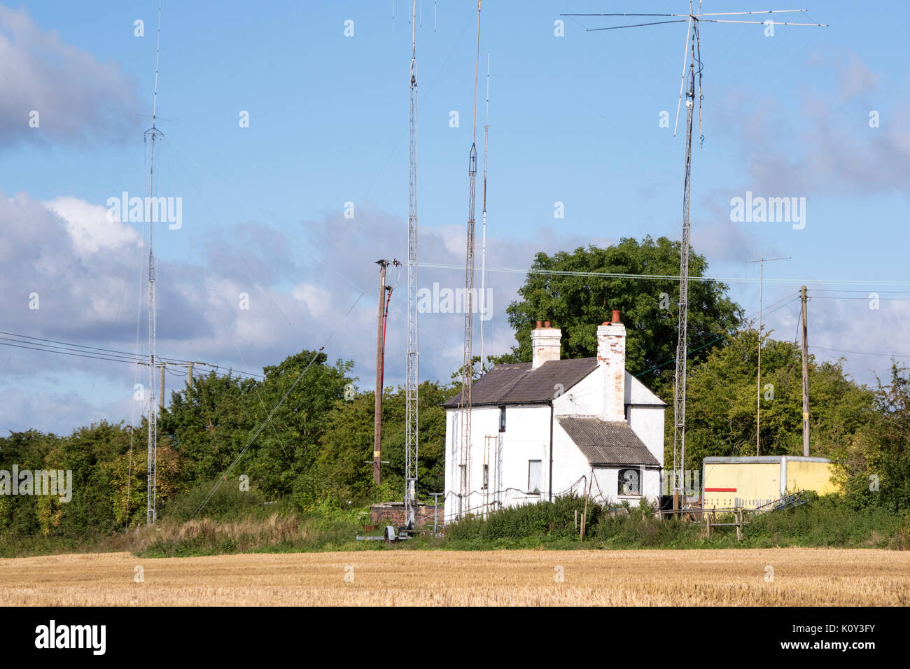 Antenas de radio amateur en un chalet, Inglaterra, Reino Unido. Foto de stock