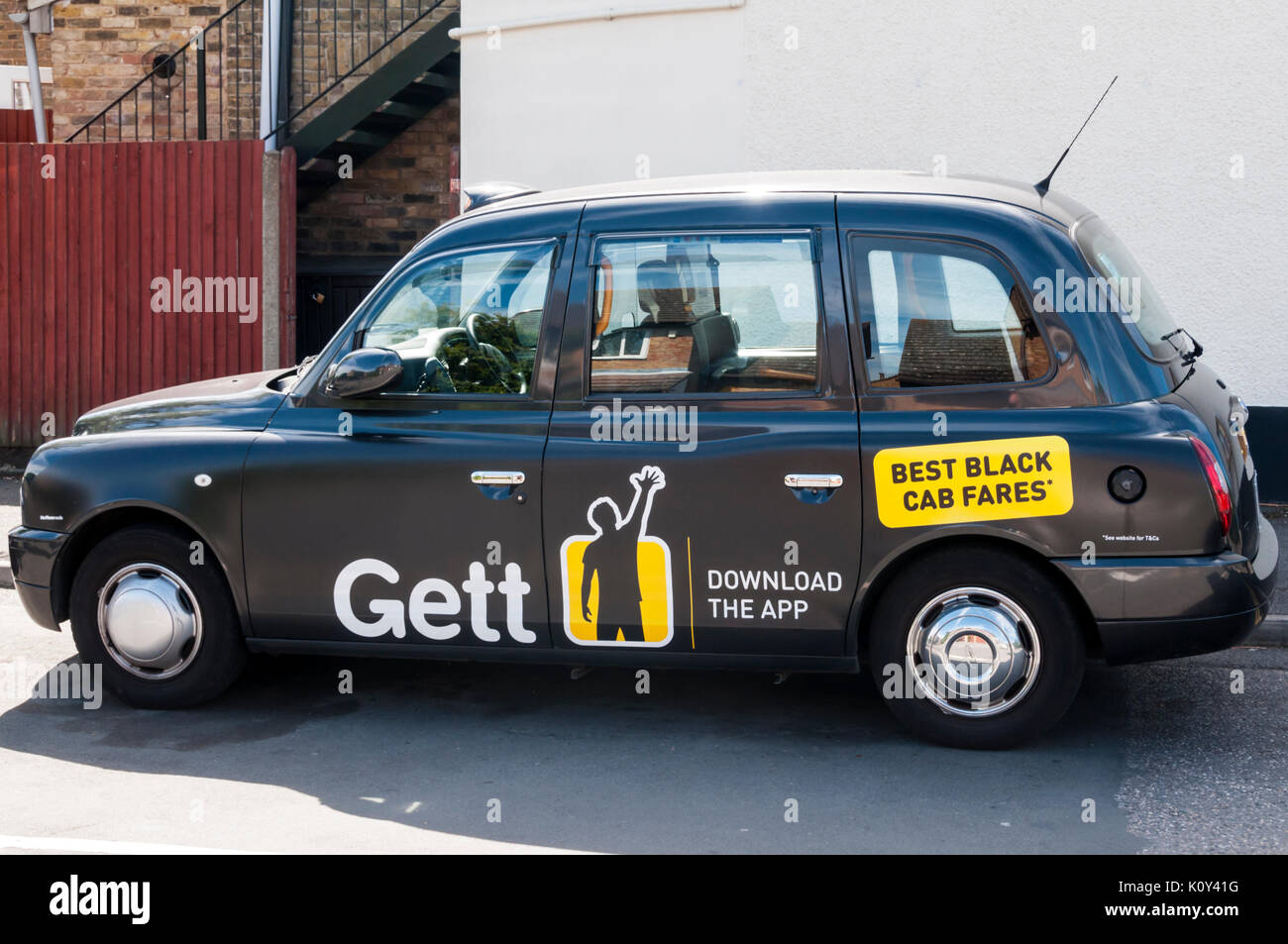 Un anuncio para el GETT app en el lateral de un taxi negro de Londres Foto de stock