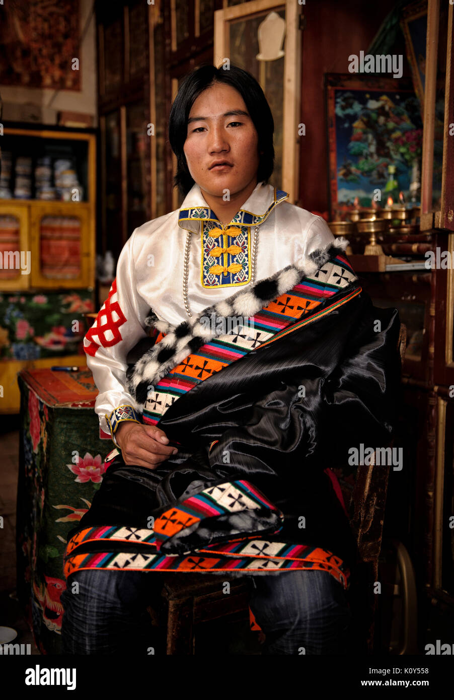 Un novio tibetano antes de su boda. Foto de stock