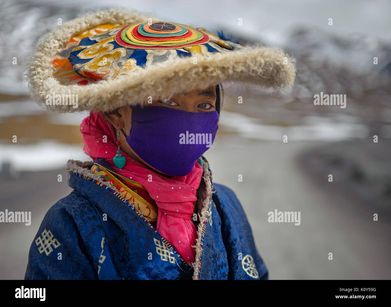 Jóvenes tradicionalmente vestidos niña tibetana. Remota meseta tibetana Foto de stock