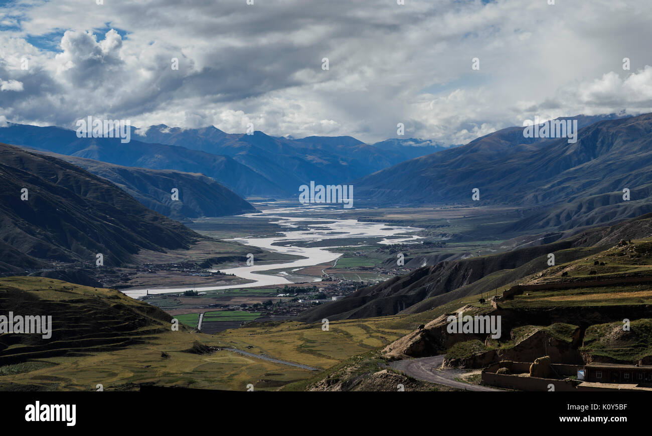 Río arriba del río Yangtsé en la meseta tibetana Foto de stock