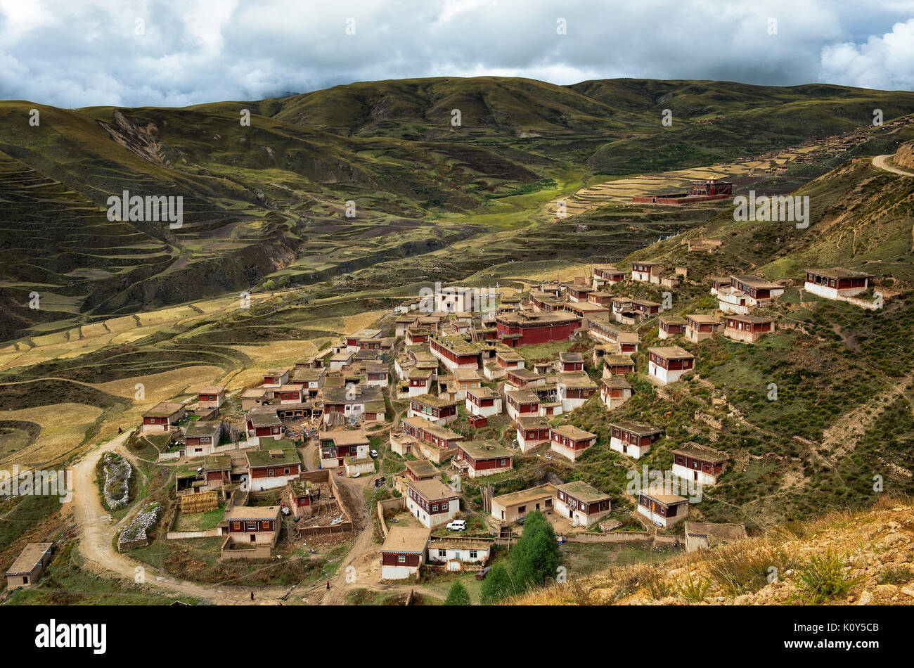 Una comunidad de monjes tibetanos en la remota provincia de Kham. El Tíbet Foto de stock
