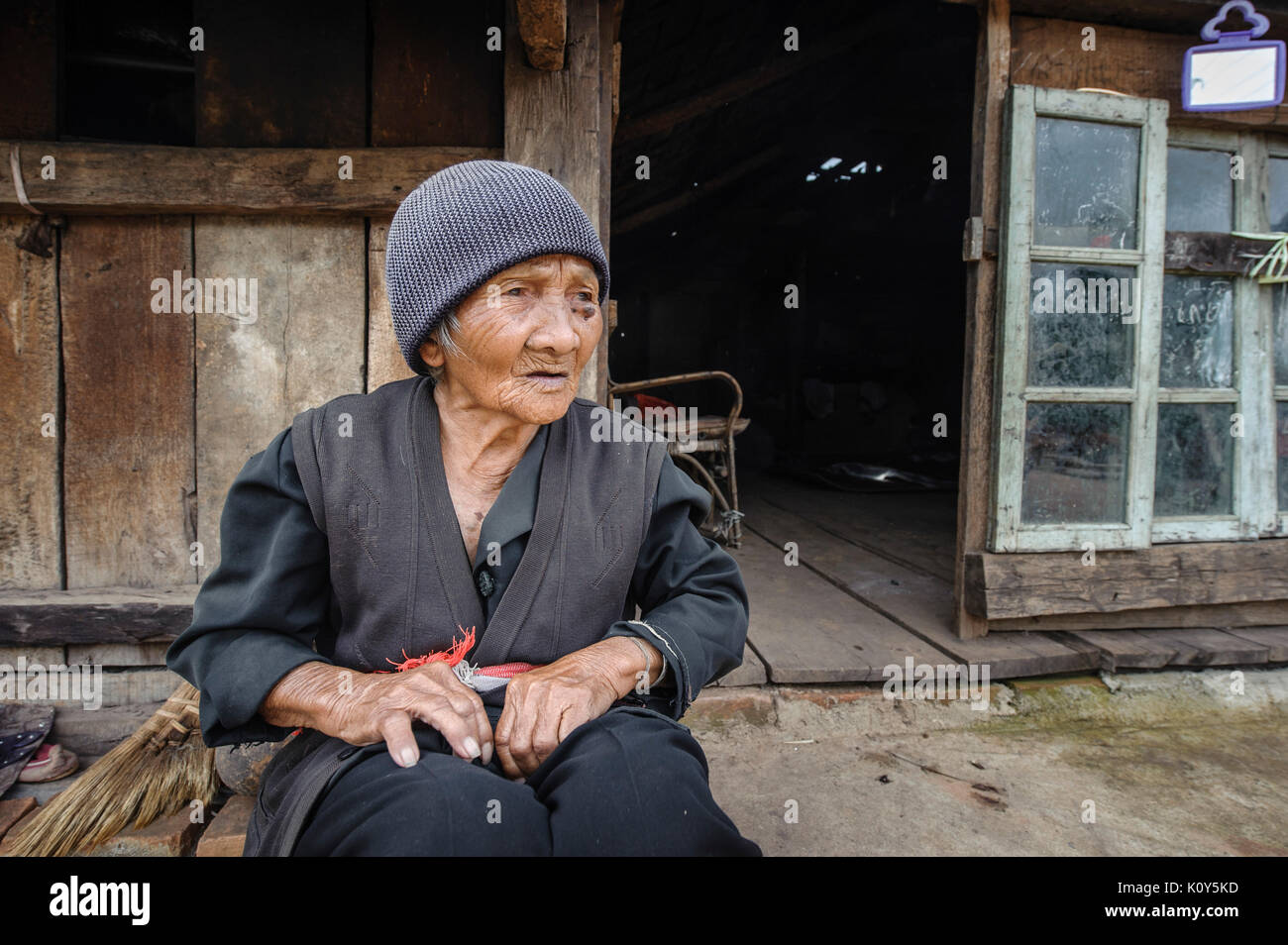 Bulang minoriy oldwoman étnicos, Xishuangbanna, Yunnan, China Foto de stock
