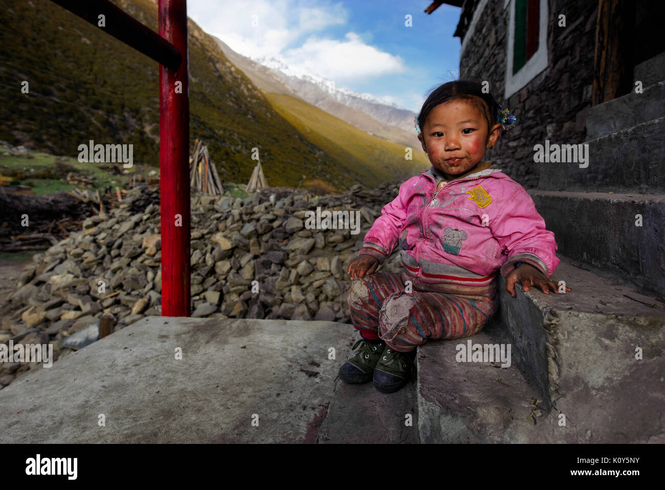 Chica tibetana en el hogar, la meseta Tibetana, en la provincia de Sichuan, China Foto de stock