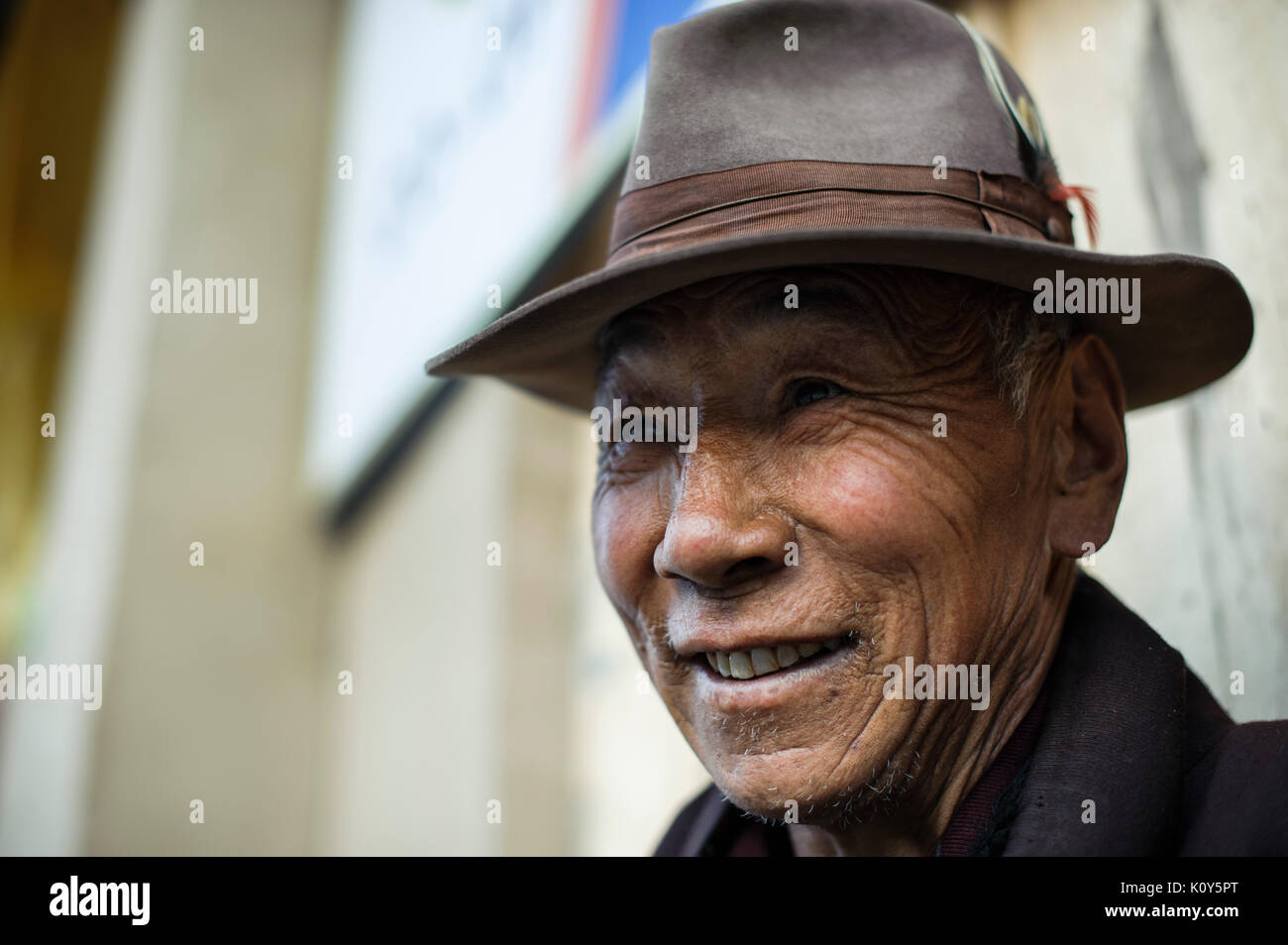 Viejo con sombrero tibetano, la meseta tibetana Foto de stock