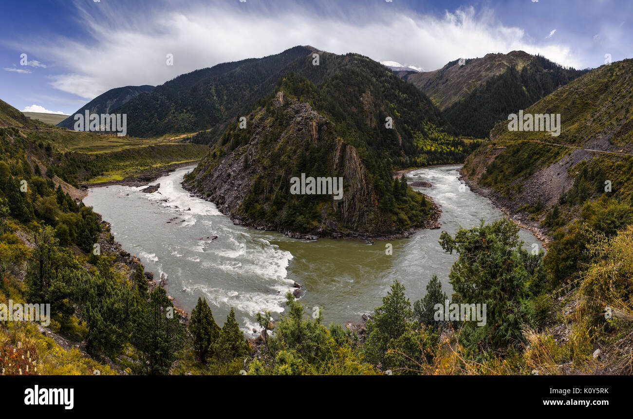 River, en la meseta tibetana Foto de stock