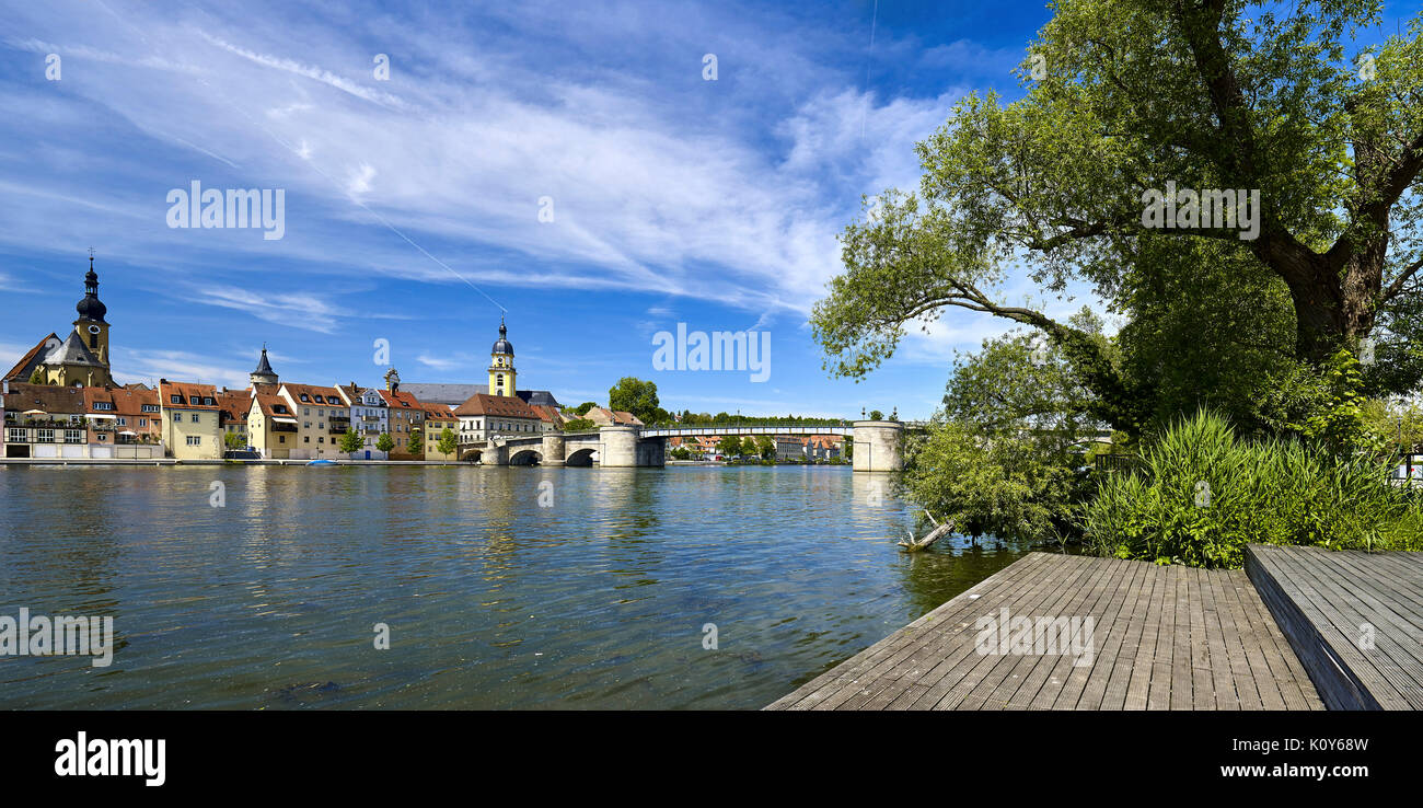 Casco antiguo de Kitzingen am Main con la Iglesia de San Juan, el mercado y la torre de la iglesia de la ciudad, Baja Franconia, Baviera, Alemania Foto de stock