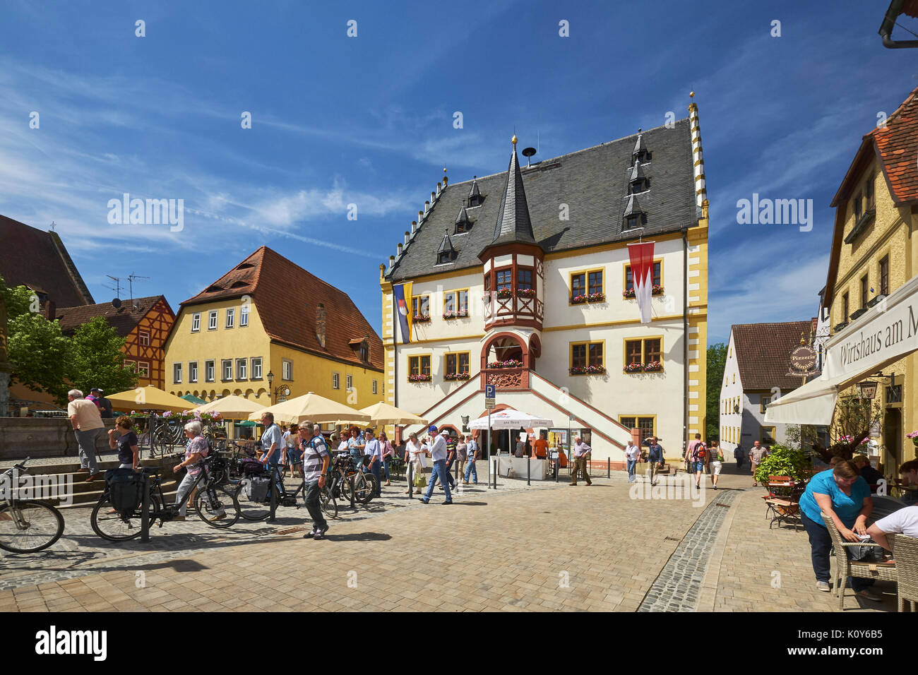 Ayuntamiento en la plaza del mercado en Volkach, Baja Franconia, Baviera, Alemania Foto de stock