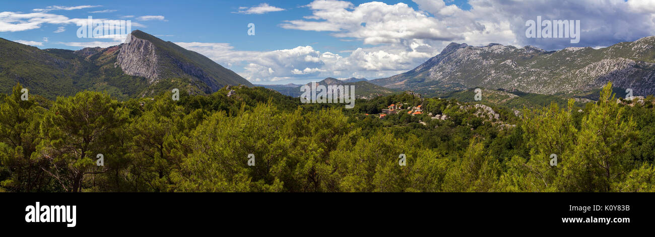 Panorama Mountain Village, con Mosor, Croacia Foto de stock