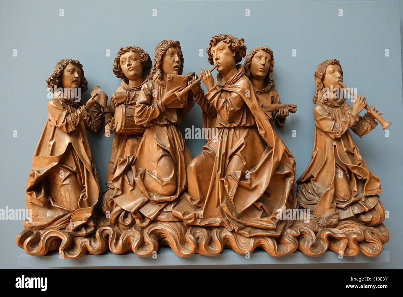 Ángeles cantando y tocando instrumentos musicales, por Tilman  Riemenschneider taller, c. 1505, de madera de tilo Museo Bode DSC03114  Fotografía de stock - Alamy