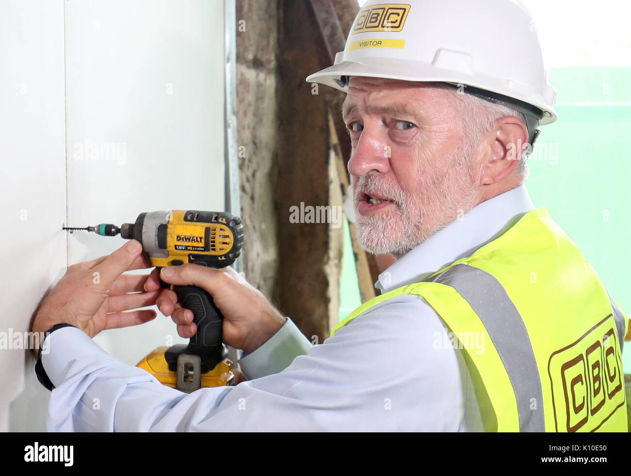 Líder laborista Jeremy Corbyn utiliza un taladro inalámbrico durante una  visita a la Asociación de Vivienda Parkhead en Glasgow Fotografía de stock  - Alamy