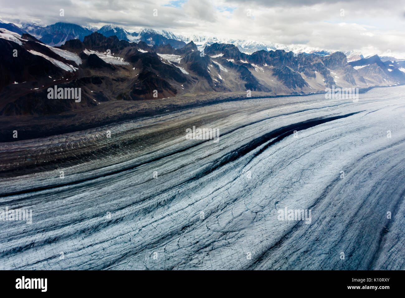 Filas de montañas nevadas, desactive las cimas de las montañas, glaciares y corrientes de hielo forman patrones únicos en Alaska Foto de stock