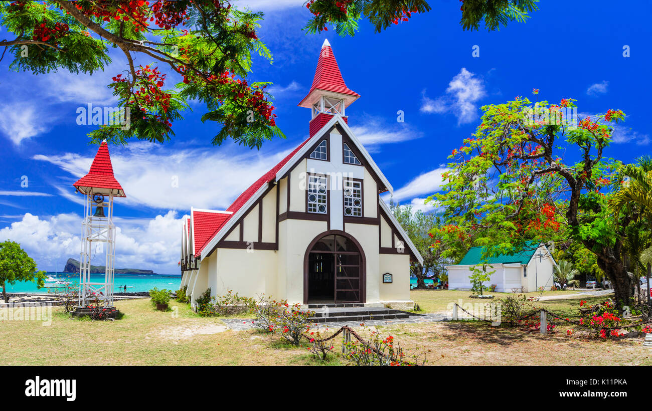 La iglesia católica tradicional rojo cerca de la playa en Isla Mauricio, atracción turística popular. Foto de stock