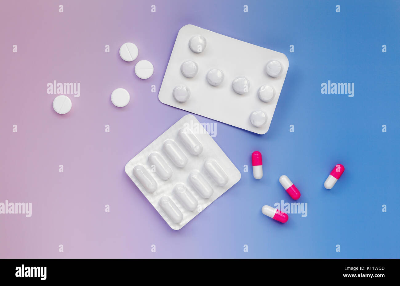 Píldoras sobre fondo de color Foto de stock