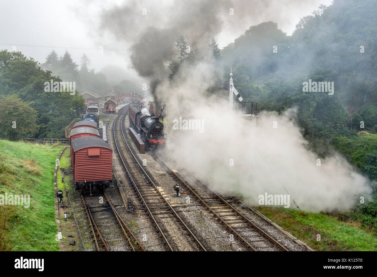 Ferrocarril de vapor North Yorkshire Moors; trenes y pistas; Reino Unido Foto de stock