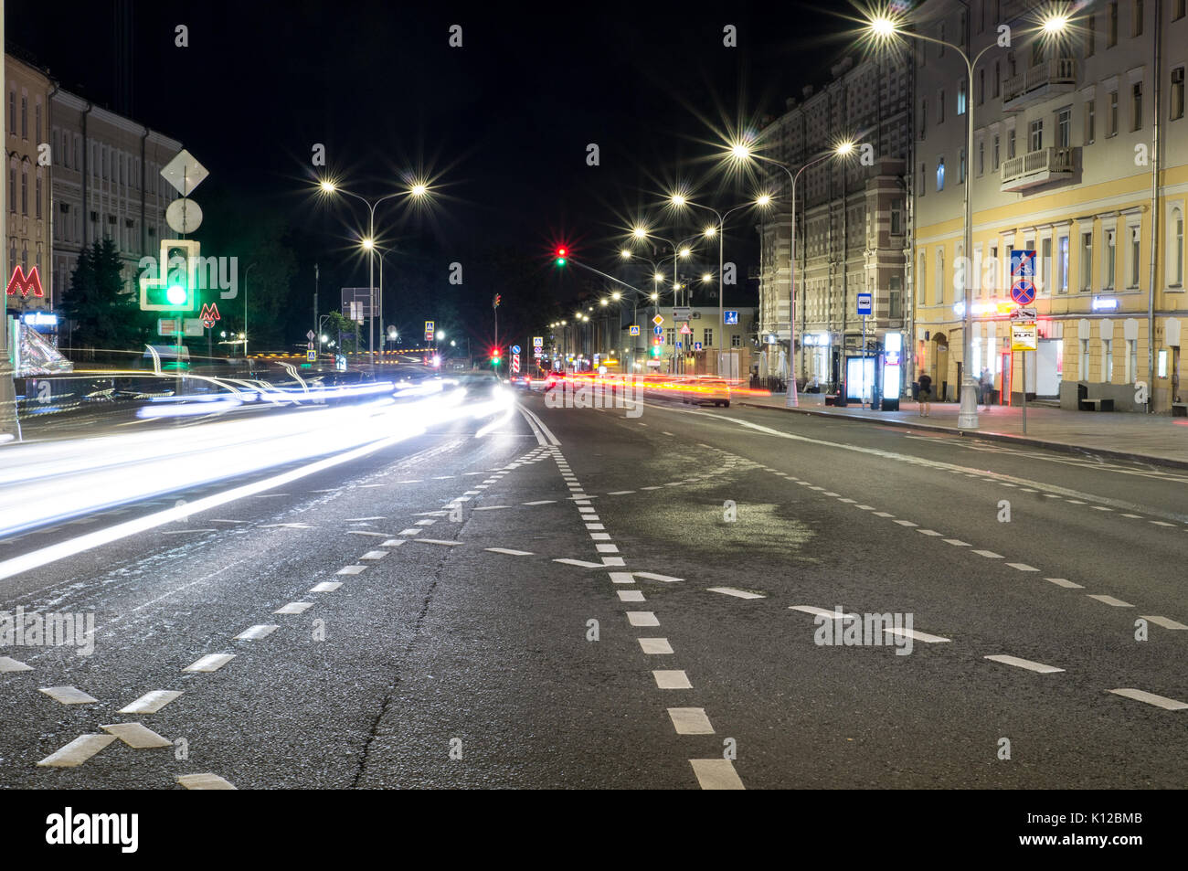 Ciudad moderna con las luces de la calle y el tráfico durante la noche, la vida de la ciudad de fondo. Foto de stock