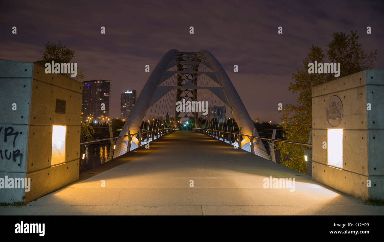 Humber Bay Puente de arco con el centro de Toronto, visto en la distancia. Foto de stock