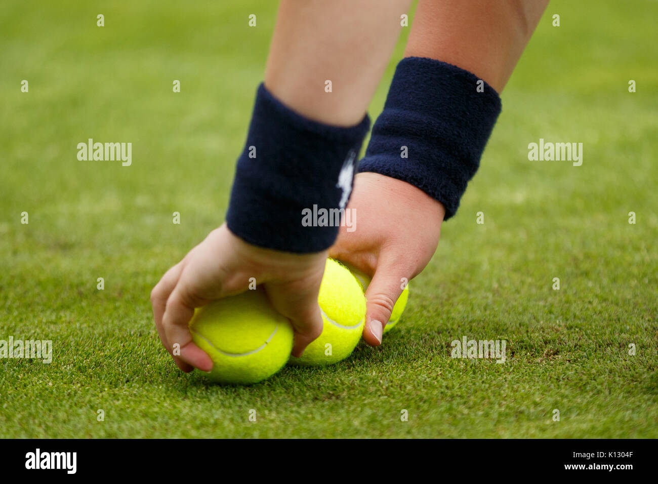 Una bola boy en el Campeonato de Wimbledon 2017 Foto de stock